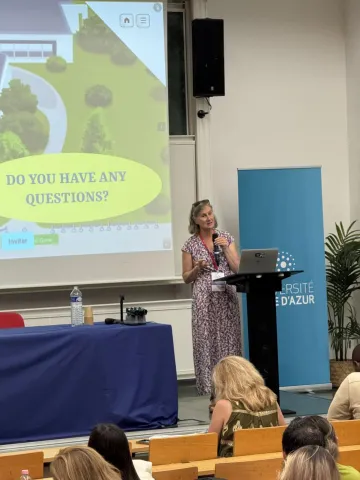 Christine Evain présentant sa conférence le 18 Juin